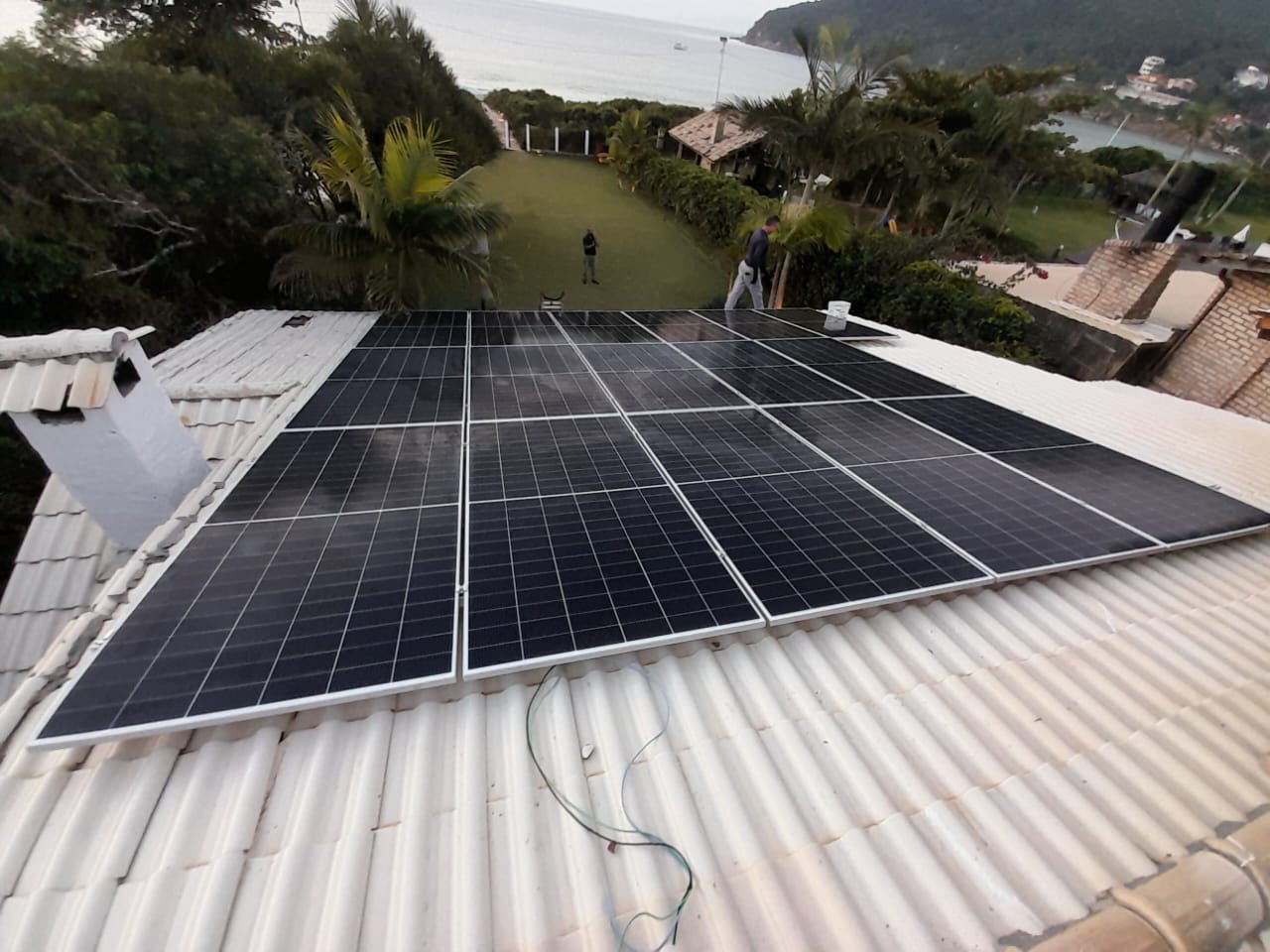 Equipe HLS Solar finalizando instalação residencial