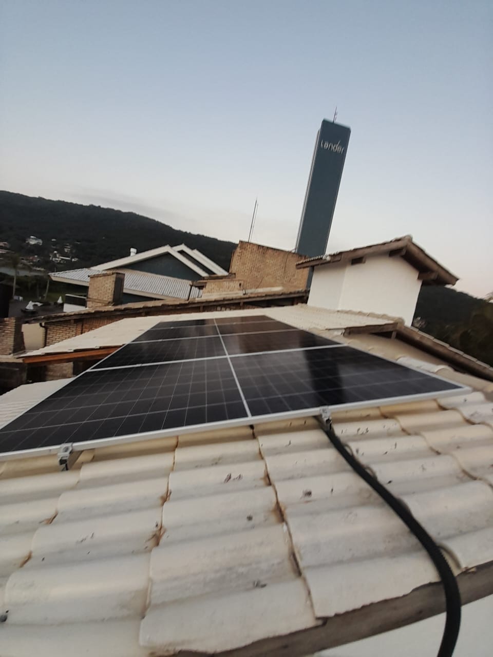 Painéis solares instalados em telhado residencial