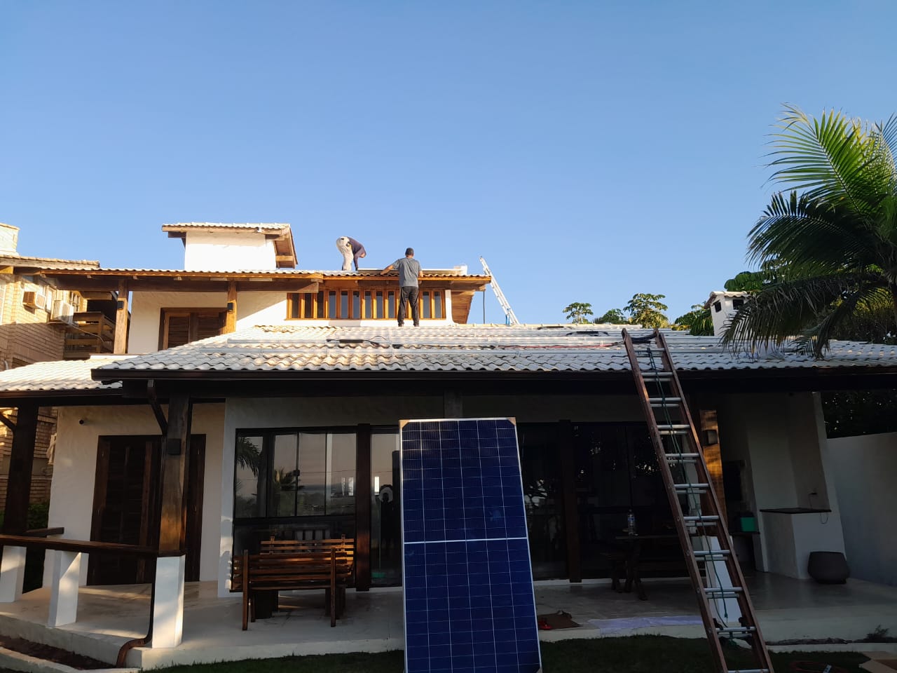 Equipe HLS Solar instalando painéis em residência