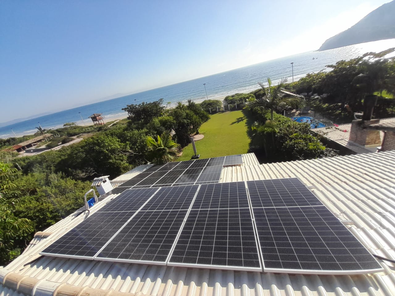 Sistema fotovoltaico residencial com vista para o mar em Florianópolis